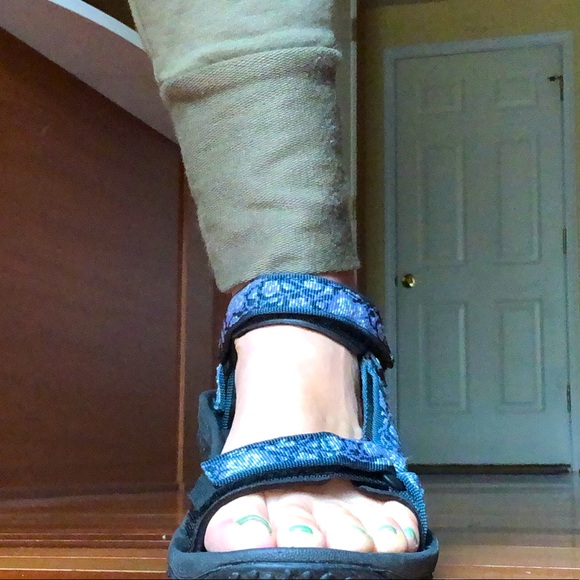 Teva Hurricane Sandals with Blue Hibiscus Straps - Picture 13 of 14